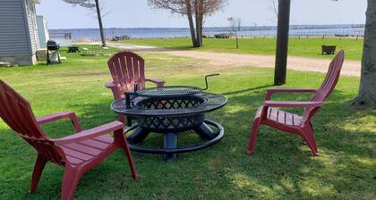 #8 2bed 1bath LAKE MI Fishing Cabin WiFi AC Deck Firepit Kayak Paddle Boat Dock
