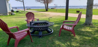 #8 2bed 1bath LAKE MI Fishing Cabin WiFi AC Deck Firepit Kayak Paddle Boat Dock