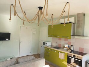 Réfrigérateur, micro-ondes, plaque de cuisson, cafetière/bouilloire