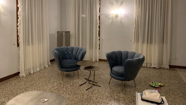 A room with two blue armchairs, a small round table, and a beige sofa. - San Marco Charming Suite apartment (Venezia)