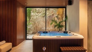 Desk, WiFi (free), bed sheets - Nobus Hotel & Spa (Orikum)