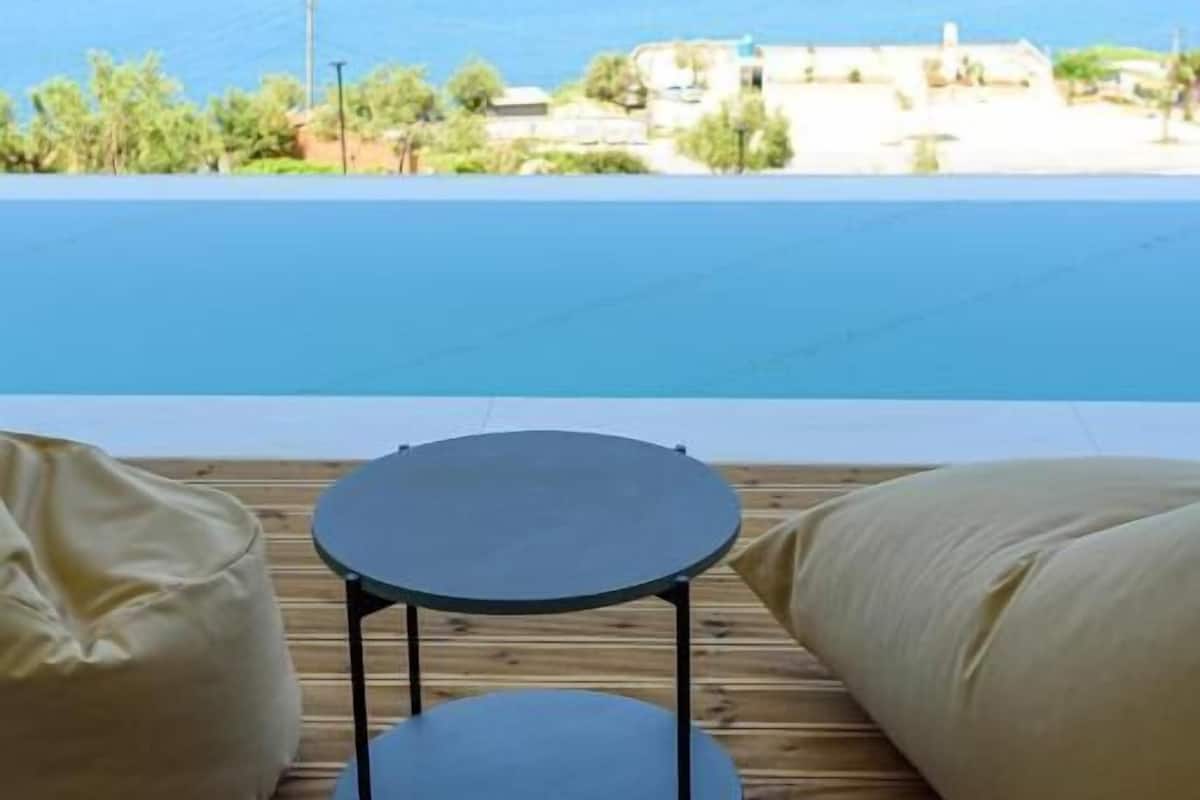 Deluxe Studio Suite, Private Pool | Meja, Wi-fi percuma, cadar katil