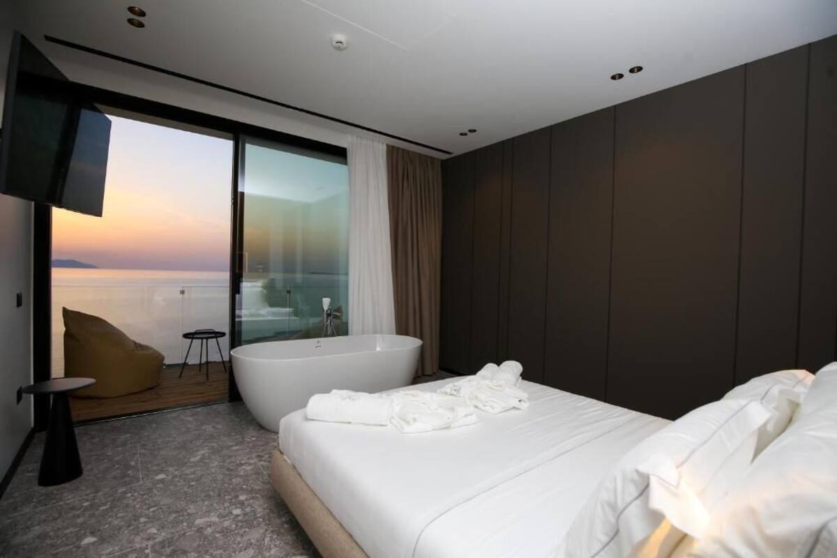 Deluxe Double Room, Sea View | Desk, WiFi (free), bed sheets