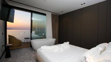 Deluxe Double Room, Sea View | Desk, free WiFi, bed sheets