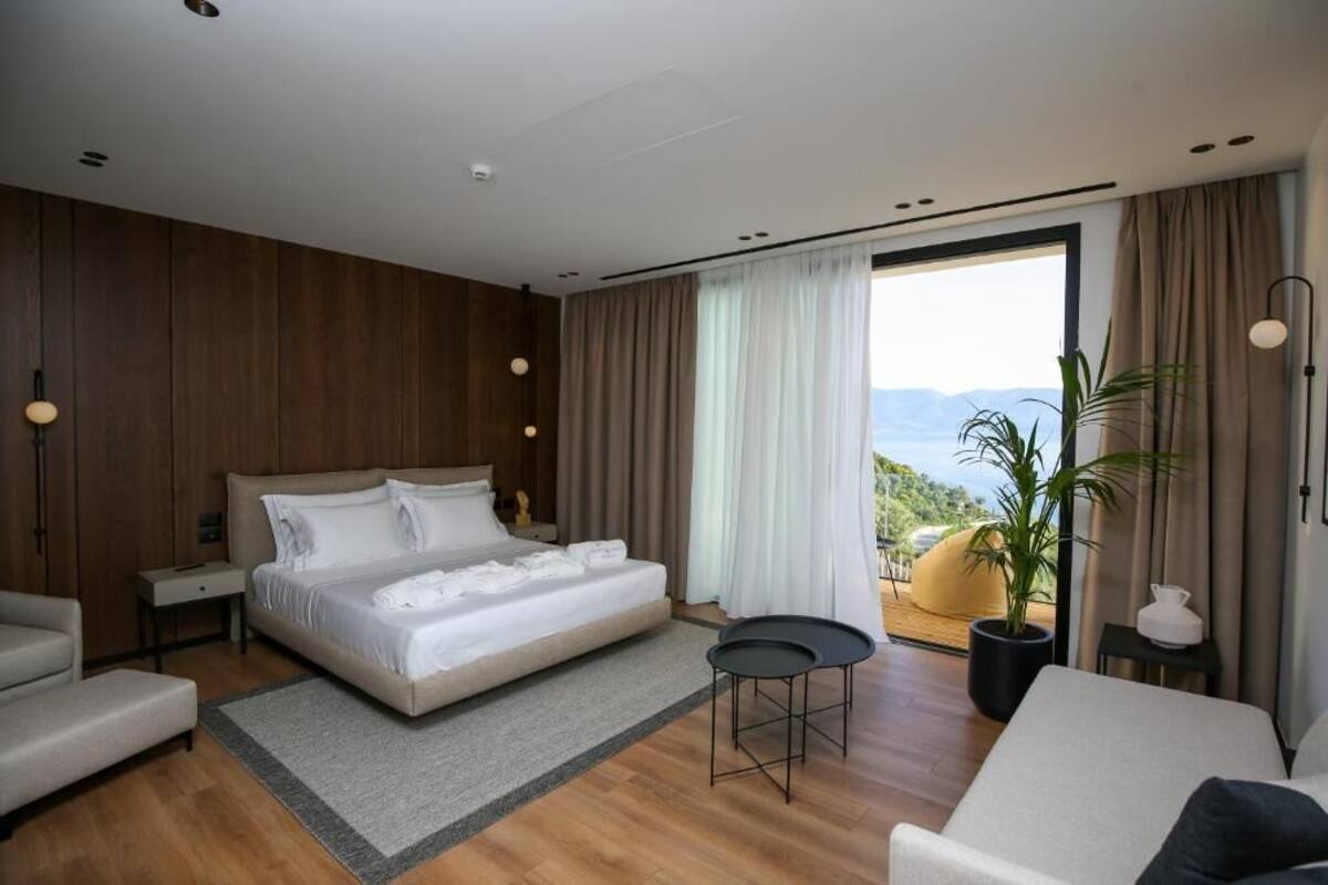Junior Studio Suite, Sea View | Desk, WiFi (free), bed sheets