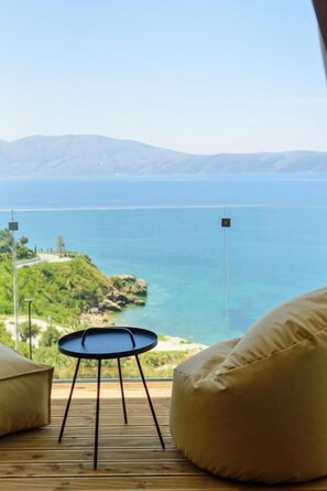 Tweepersoonskamer, uitzicht op zee | Een bureau, gratis wifi, beddengoed