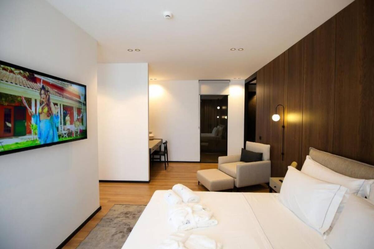 Deluxe Studio Suite, Sea View | Desk, WiFi (free), bed sheets