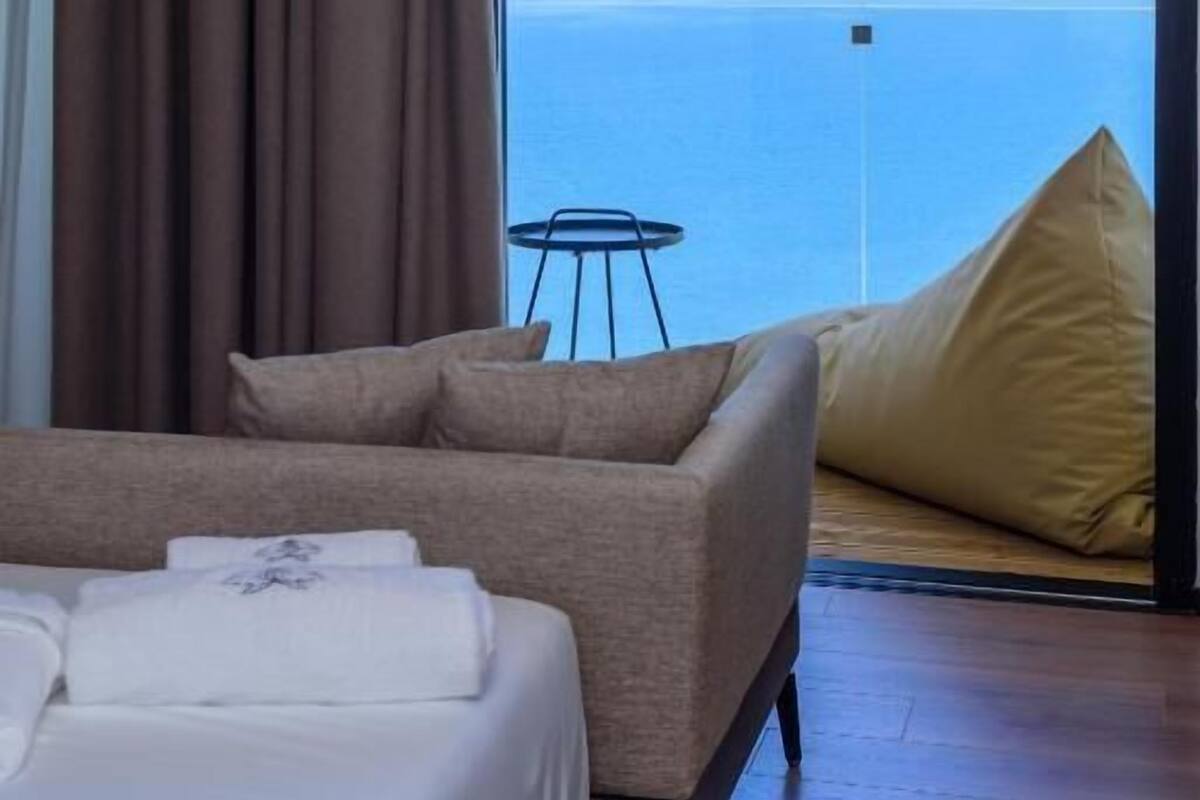 Superior Double Room, Sea View | Desk, WiFi (free), bed sheets