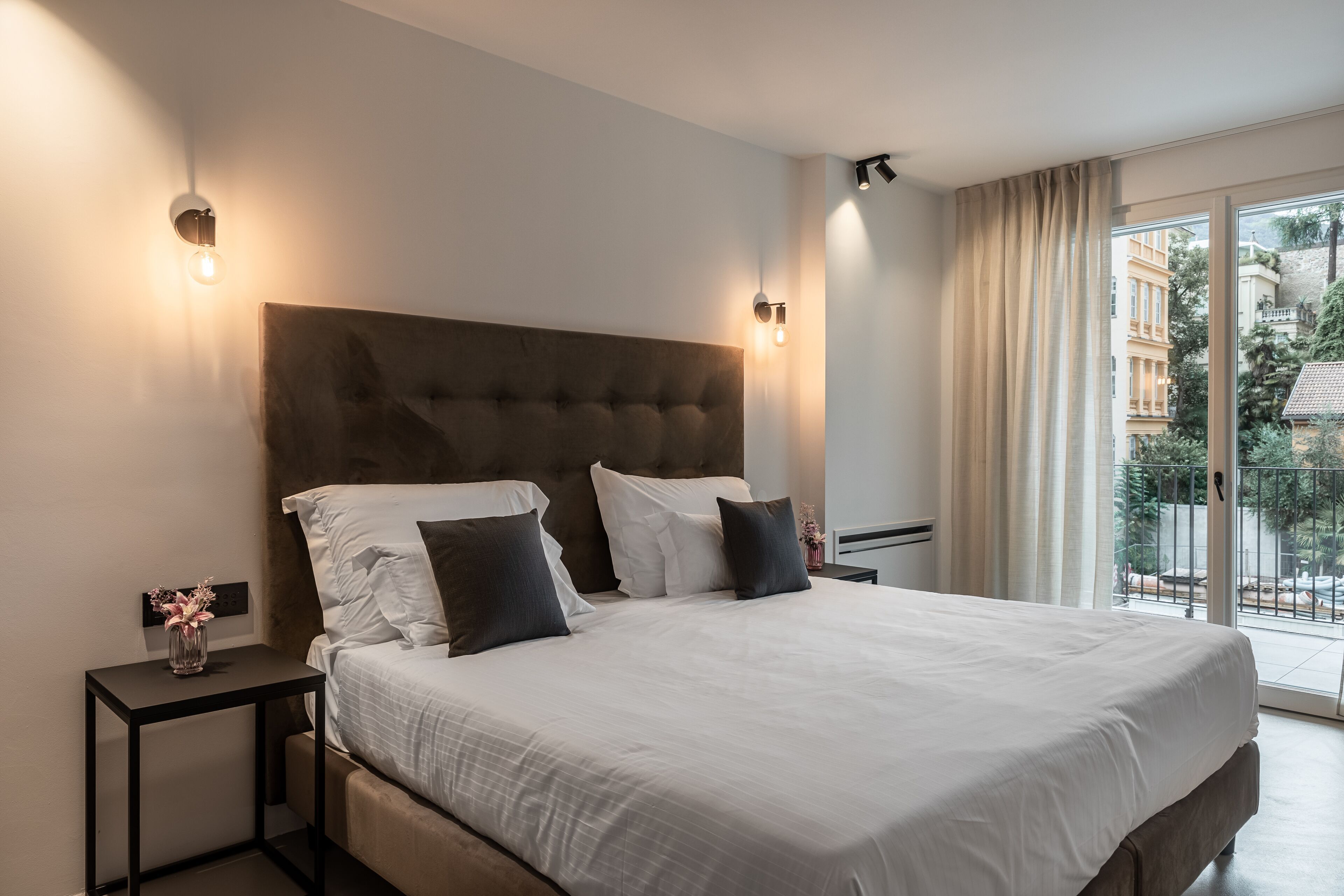 Literie de qualité, couette en duvet, lit avec matelas à plateau-coussin