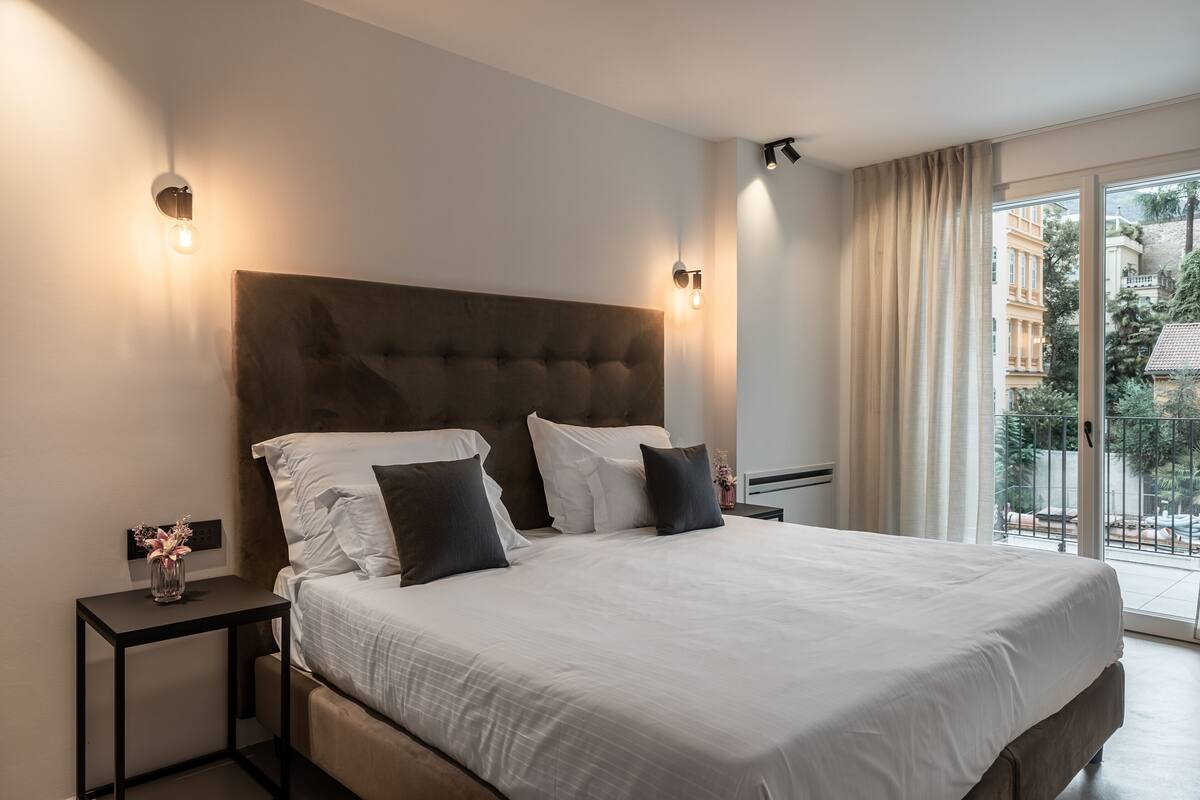 Literie de qualité, couette en duvet, lit avec matelas à plateau-coussin