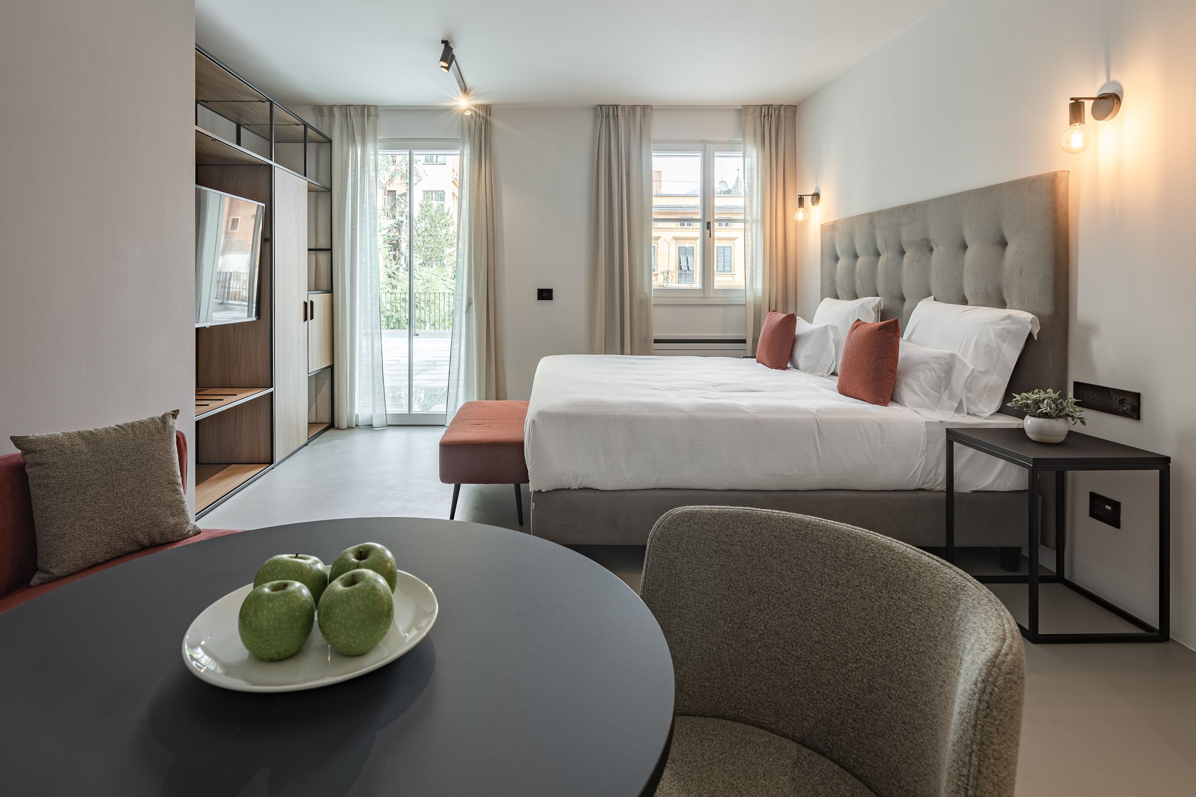 Literie de qualité, couette en duvet, lit avec matelas à plateau-coussin