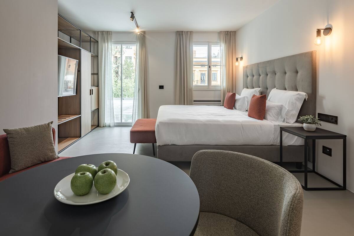Literie de qualité, couette en duvet, lit avec matelas à plateau-coussin