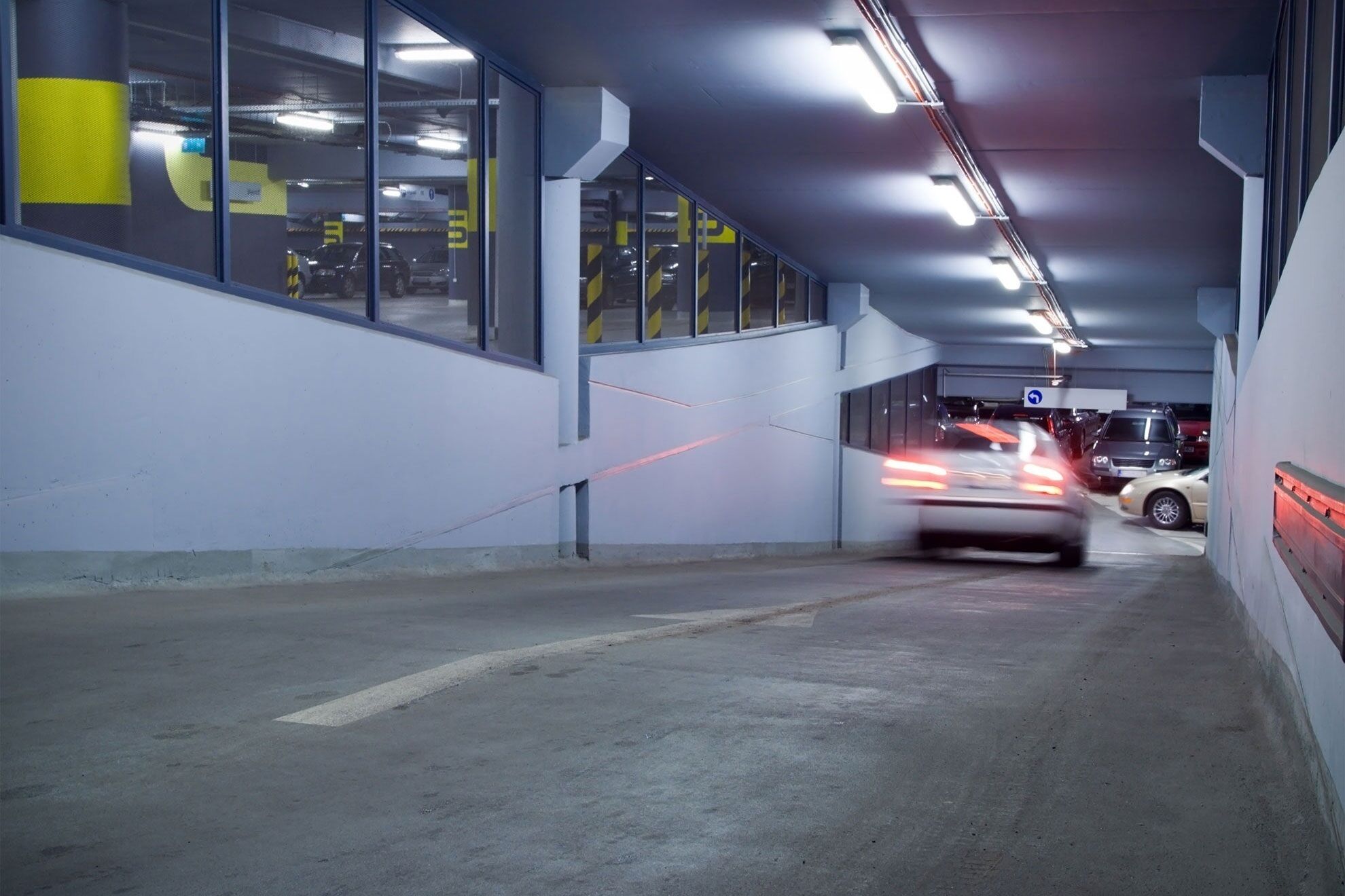 Un parking où des voitures sont garées à l'intérieur.