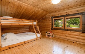 2 bedrooms, travel cot, free WiFi, bed sheets