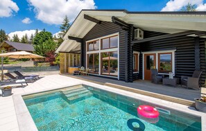 A modern log cabin with a swimming pool, outdoor seating, and a hot tub. - Gorgeous home in Ravna Gora with sauna (Ravna Gora)