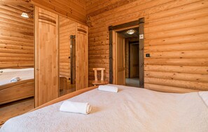 2 bedrooms, travel crib, free WiFi, bed sheets