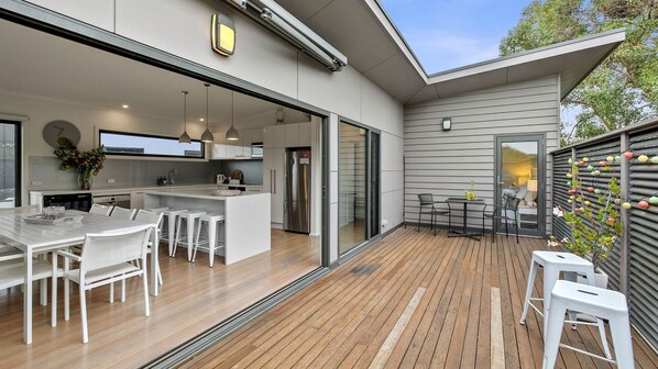 تناول الطعام بالخارج