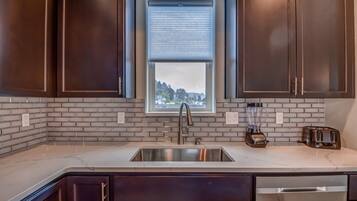 Full-size fridge, microwave, oven, stovetop