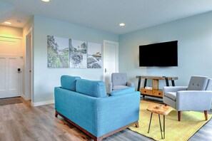 Älytelevisio, takka, kirjoja