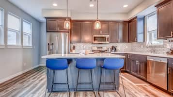 Großer Kühlschrank, Mikrowelle, Ofen, Herdplatte