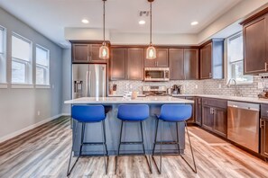 Großer Kühlschrank, Mikrowelle, Ofen, Herdplatte