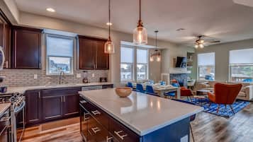 Großer Kühlschrank, Mikrowelle, Ofen, Herdplatte