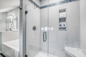 Ensemble baignoire-douche, serviettes fournies