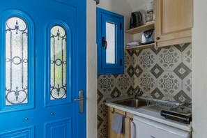 Kühlschrank, Ofen, Herdplatte, Wasserkocher mit Kaffee-/Teezubehör