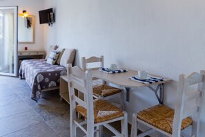 1 slaapkamer, een kluis op de kamer, een strijkplank/strijkijzer