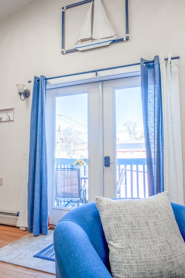 TV - Free Breakfast _Downtown Apartment E_1 Bedroom (Bar Harbor)