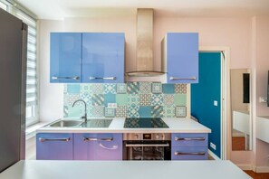 Een koelkast, een microgolfoven, een oven, een kookplaat