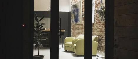 المنشأة من الداخل