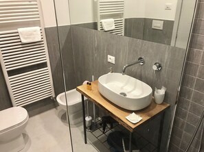 Doccia, set di cortesia gratuito, asciugacapelli, bidet