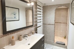 Badewanne, Haartrockner, Handtücher, Seife