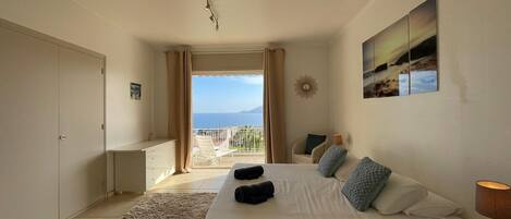 4 Schlafzimmer, Schreibtisch, Bügeleisen/Bügelbrett, Reisekinderbett