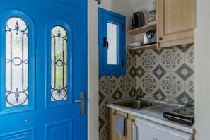 Fridge, oven, stovetop, coffee/tea maker