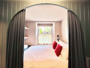 2 bedrooms, iron/ironing board, travel cot, WiFi - Redland Suites - Apartment 2 (Redland)