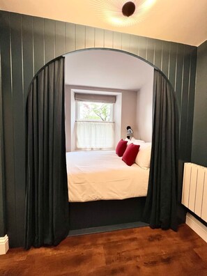 2 bedrooms, iron/ironing board, travel crib, WiFi - Redland Suites - Apartment 2 (Redland)