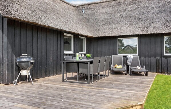 Outdoor dining - Pet friendly home in Vejers Strand (Vejers Strand)