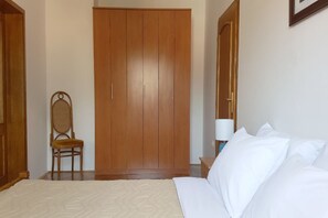 2 makuuhuonetta, silitysrauta/-lauta, vauvan matkasänky, ilmainen Wi-Fi