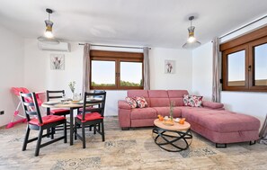 Smart TV - Stunning home in Pitomaca with WiFi (Pitomaca)