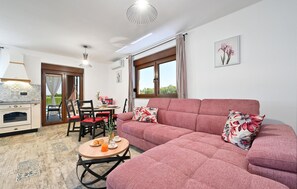 Smart TV - Stunning home in Pitomaca with WiFi (Pitomaca)