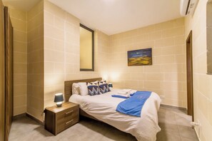 3 bedrooms, free WiFi, bed sheets - Ta'Siku Gozitan villa + Pool & hot tub (Xaghra)