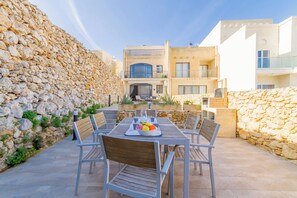 Outdoor dining - Ta'Siku Gozitan villa + Pool & hot tub (Xaghra)