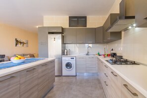 Private kitchen - Ta'Siku Gozitan villa + Pool & hot tub (Xaghra)