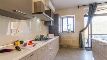 Nhà dành cho gia đình, 3 phòng ngủ (Ta'Siku Gozitan villa + Pool & hot) | Bếp riêng | Tủ lạnh, lò vi sóng, lò nướng, bếp nấu