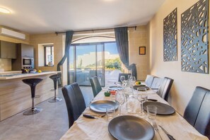 Familiehus - flere soveværelser (Ta'Siku Gozitan villa + Pool & hot) | Spiseområde