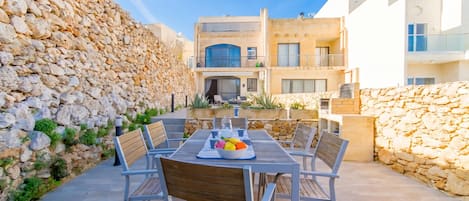 Maison Familiale, plusieurs chambres (Ta'Siku Gozitan villa + Pool & hot) | Restauration extérieure
