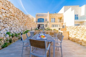 Outdoor dining - Ta'Siku Gozitan villa + Pool & hot tub (Xaghra)