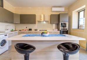 Private kitchen - Ta'Siku Gozitan villa + Pool & hot tub (Xaghra)